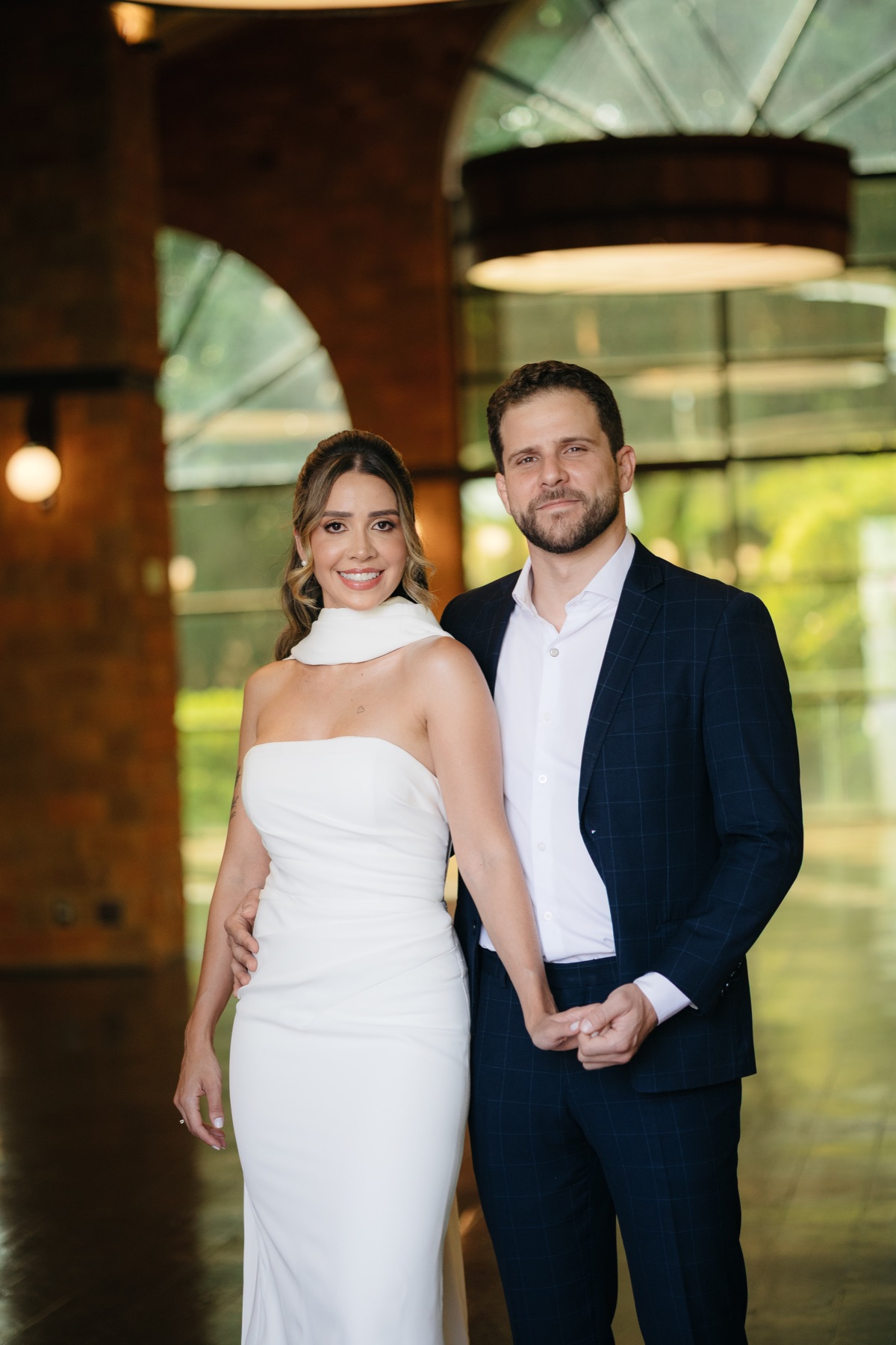 Jessica e Jorge sorrindo, de mãos dadas